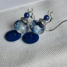boucles d'oreilles bleu foncé avec perle en verre filé au chalumeau faite à la main et sequin émaillé bleu marine) 